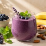 Áfonyás-levendulás smoothie friss áfonyával, levendulával és citromfűvel, letisztult, napfényes környezetben.