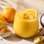 Ananászos smoothie citromfűvel és kókuszvízzel trópusi hangulatban, friss ananásszal és pálmalevelek árnyékával.