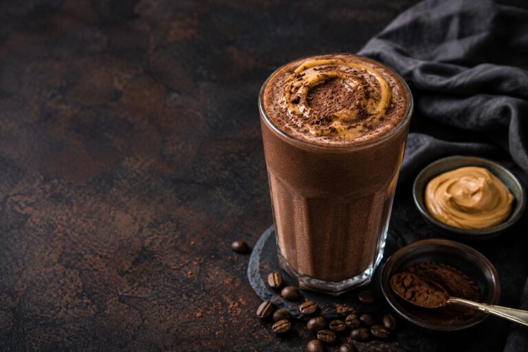Mogyoróvajas csoki-kávé smoothie – krémes energiabomba reggelre